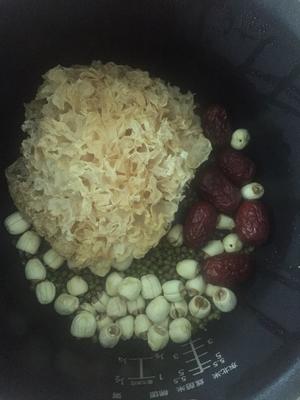雪耳莲子绿豆汤的做法 步骤1