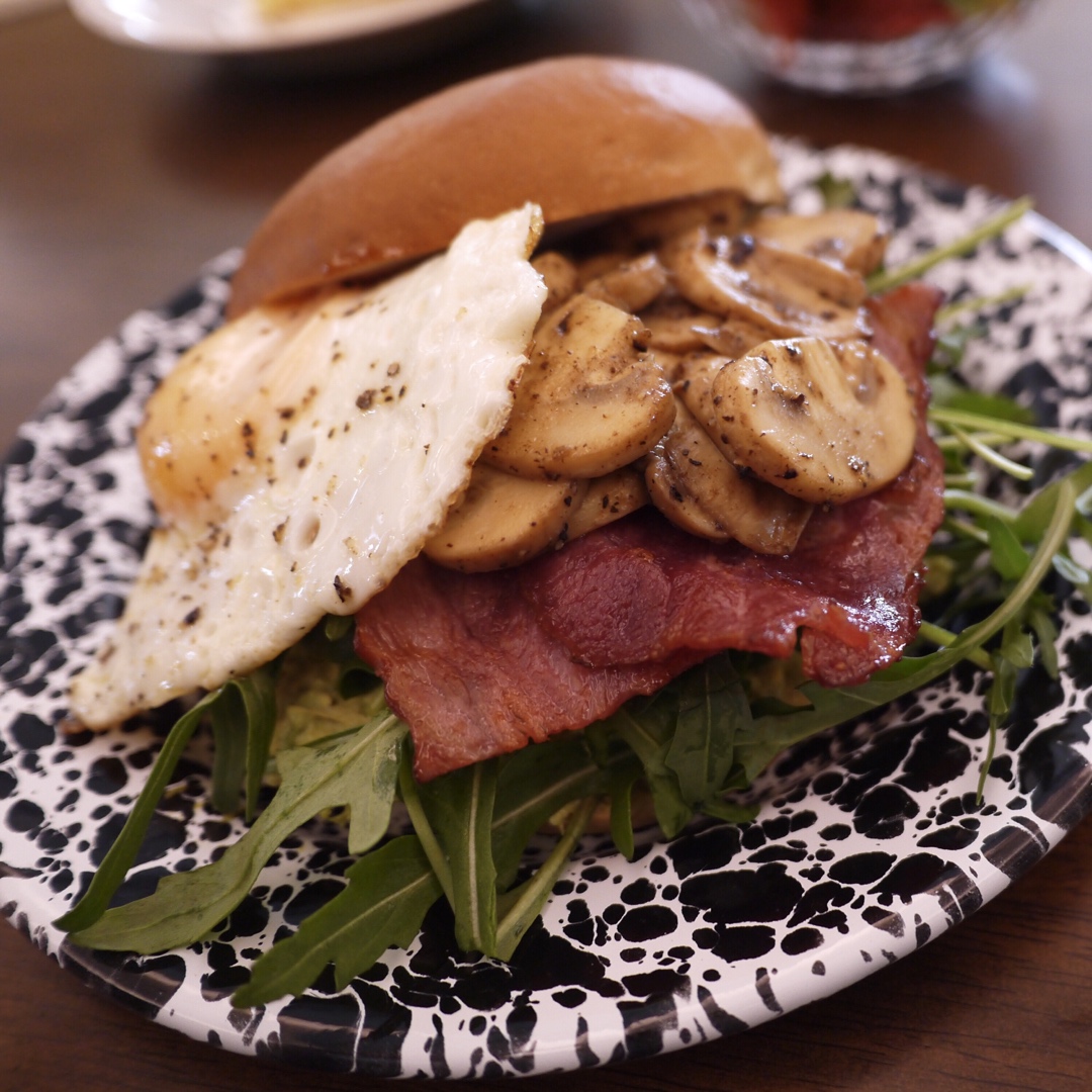 蘑菇煎肉贝果三明治