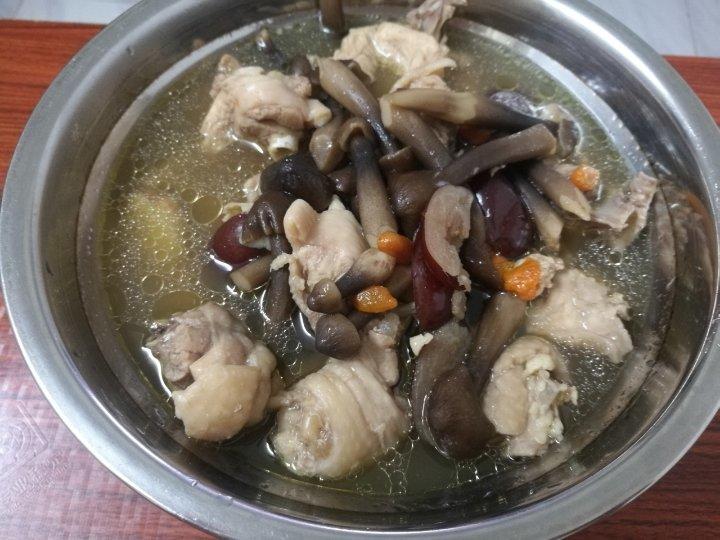 鲜鸡枞菌炖鸡汤
