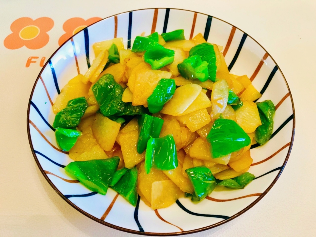 素🉑青椒土豆片，花生酱白菜浓汤，油饼的做法 步骤1