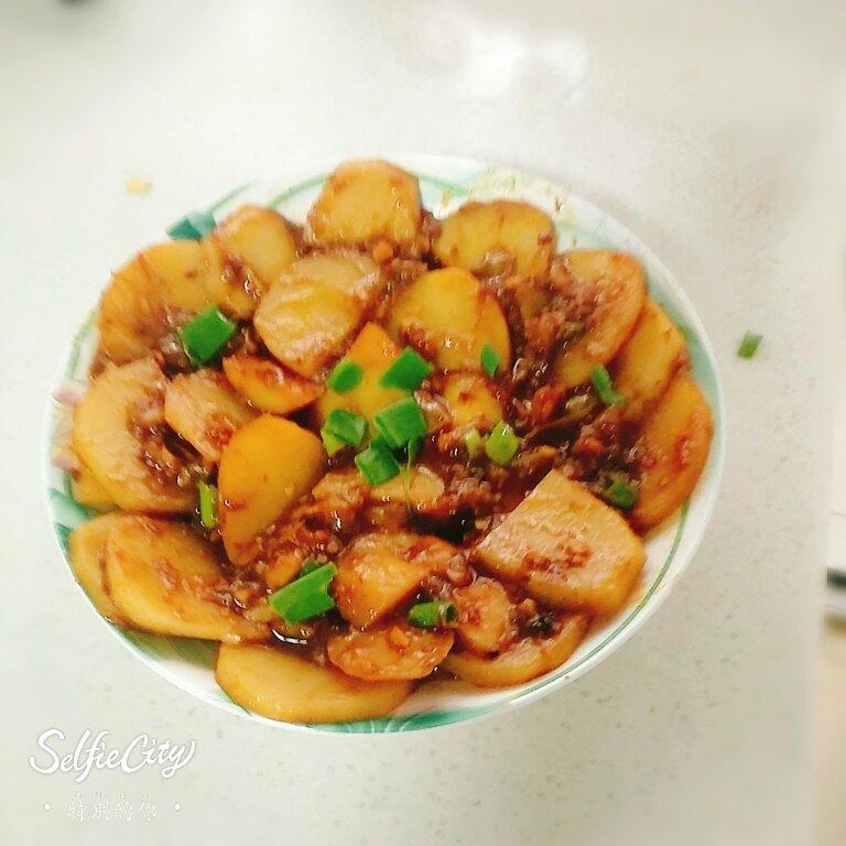 芊菡做的最简单快手菜红烧土豆片