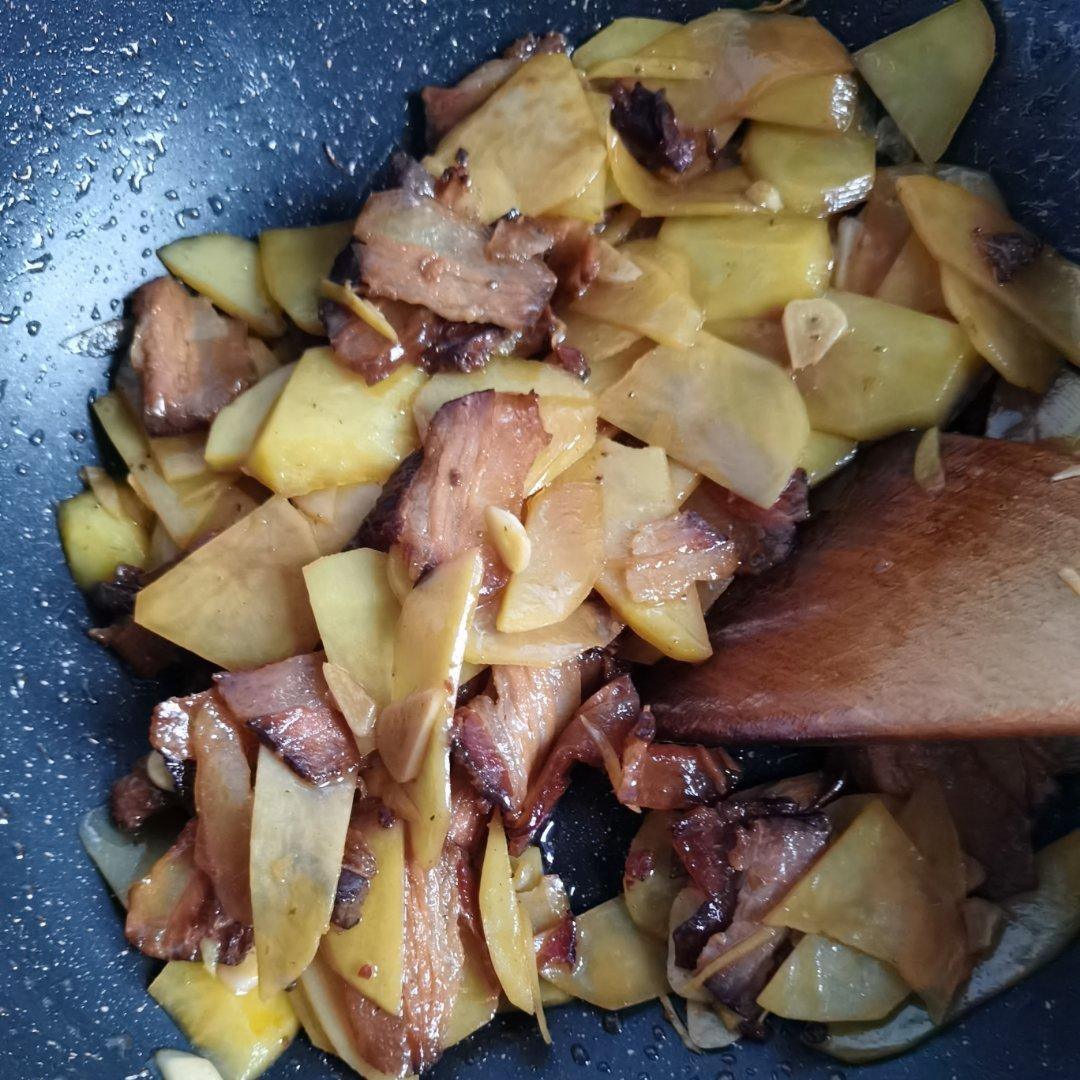 腊肉炒土豆片