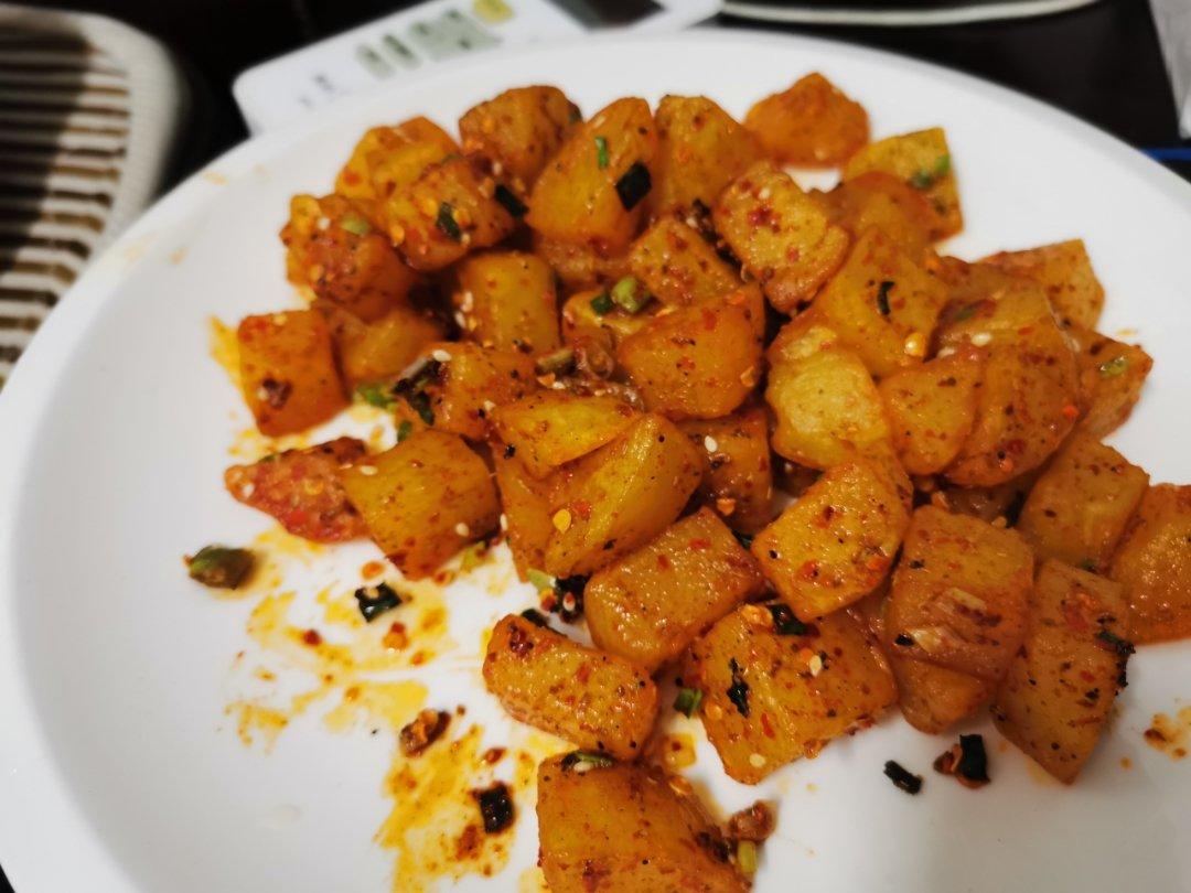 秒杀路边摊！香气扑鼻的【香辣孜然土豆】