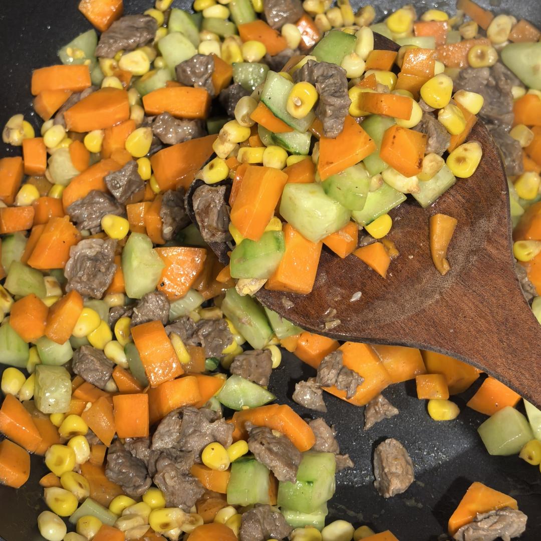 胡萝卜玉米青瓜炒肉