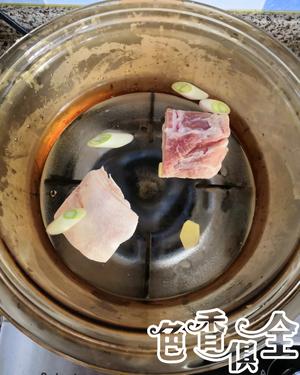 酸菜汆白肉的做法 步骤1
