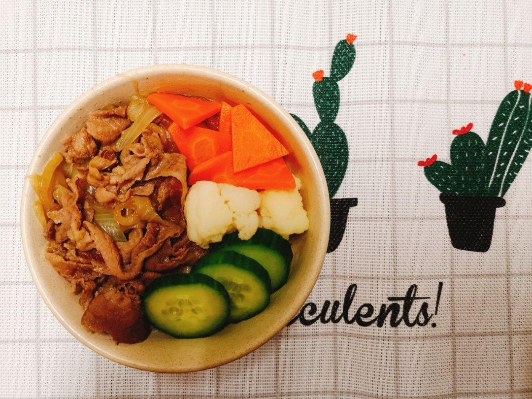 【温泉蛋肥牛盖饭】