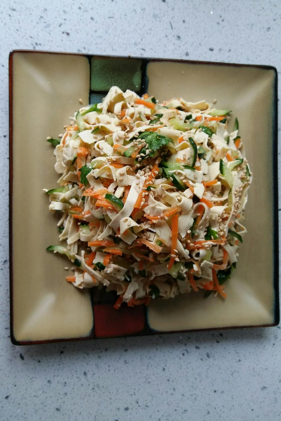 超快手的凉拌千张黄瓜胡萝卜丝