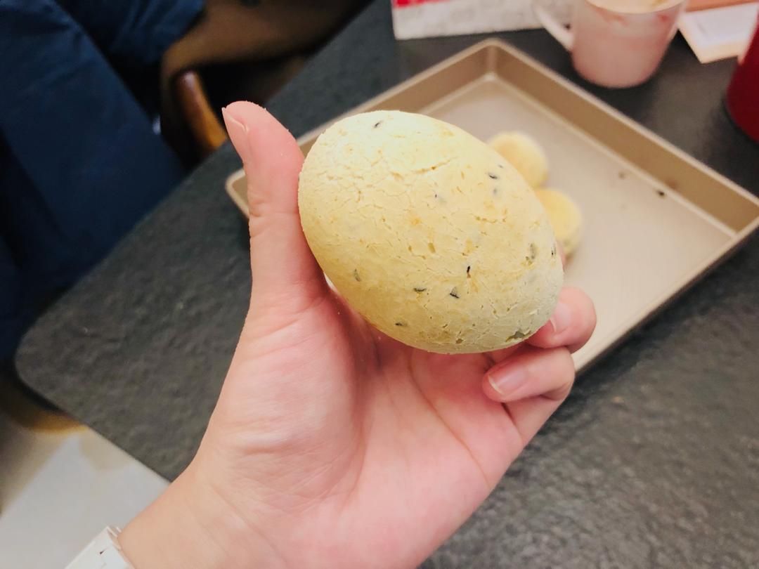 芝麻肉松麻薯包