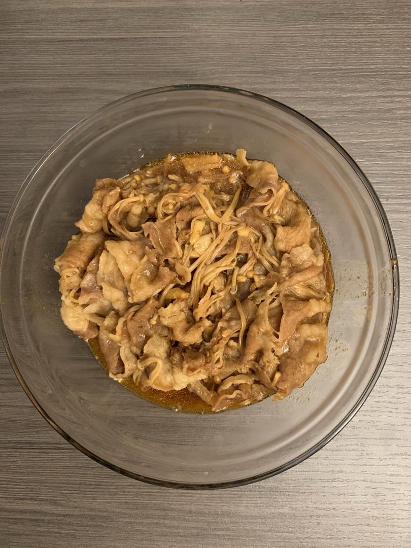 肥牛金针菇盖饭