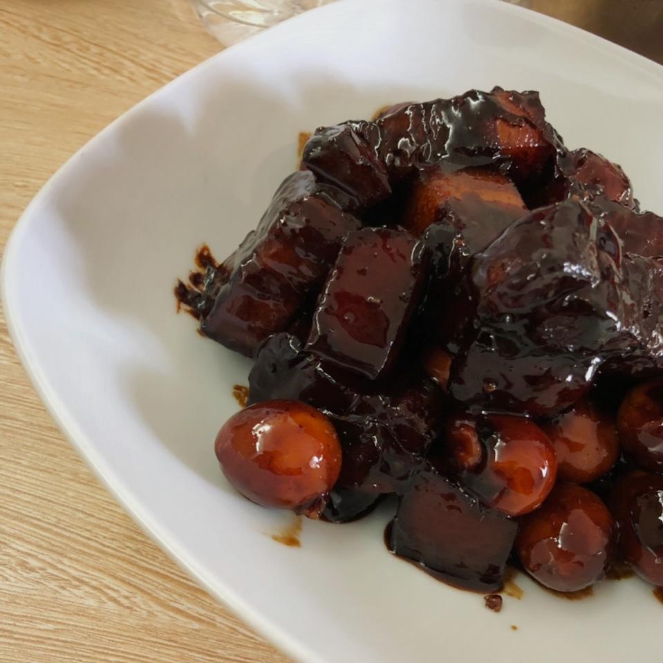 加了鹌鹑蛋后，这盘红烧肉，美味的逆天啦——鹌鹑蛋烧肉（孔瑶食谱）