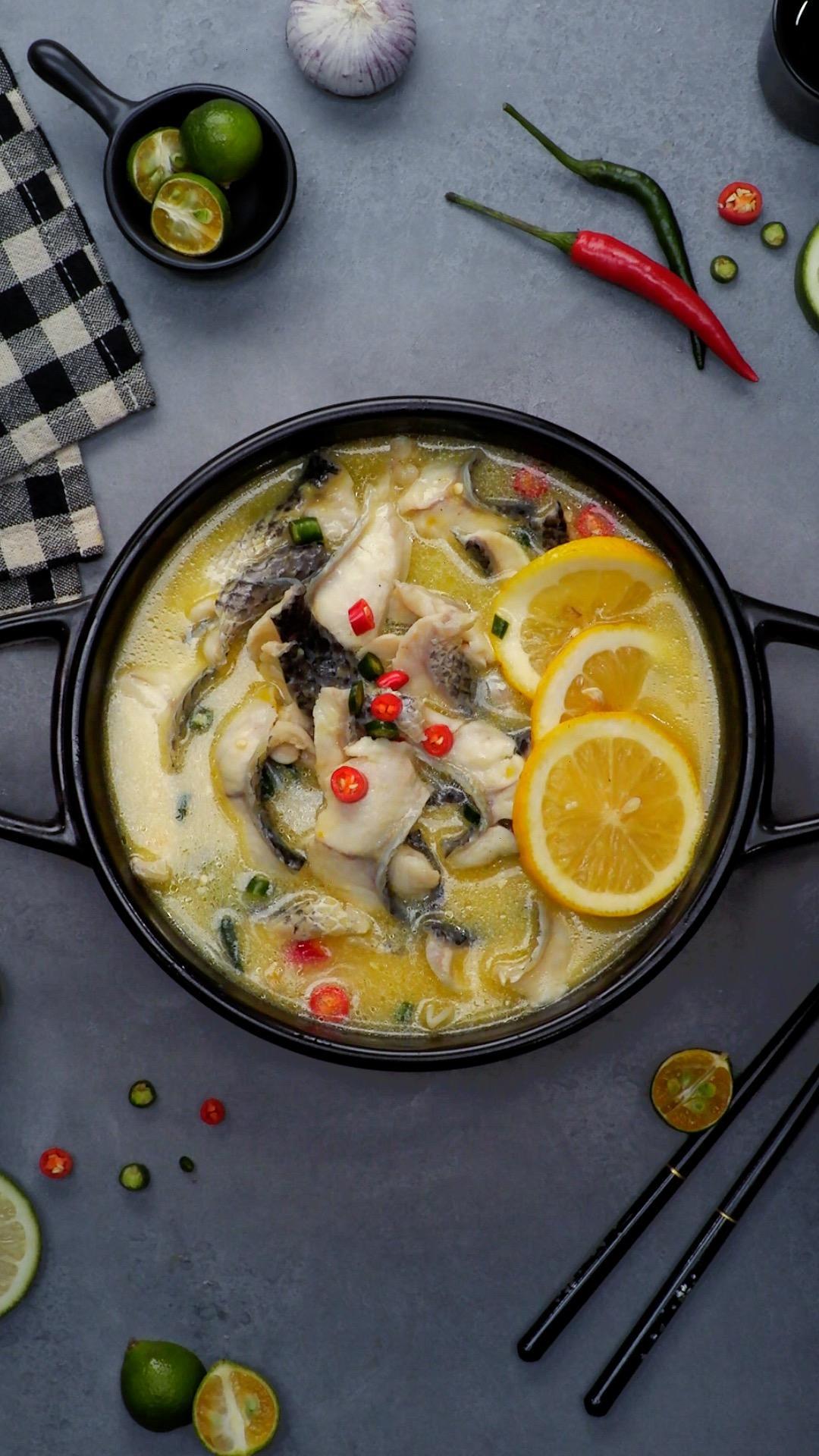 2人份下饭菜的天花板:金汤柠檬鱼片,在家也能做,鱼片嫩滑,鱼汤酸辣,每