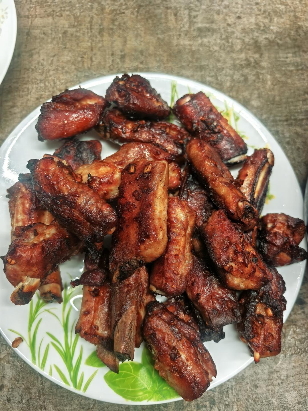 外焦里嫩！好吃到舔手指的蒜香烤排骨