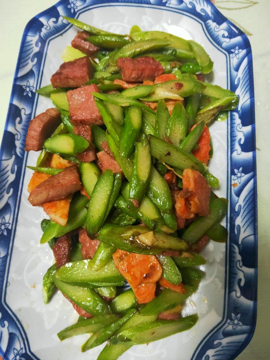 黑椒牛肉炒芦笋