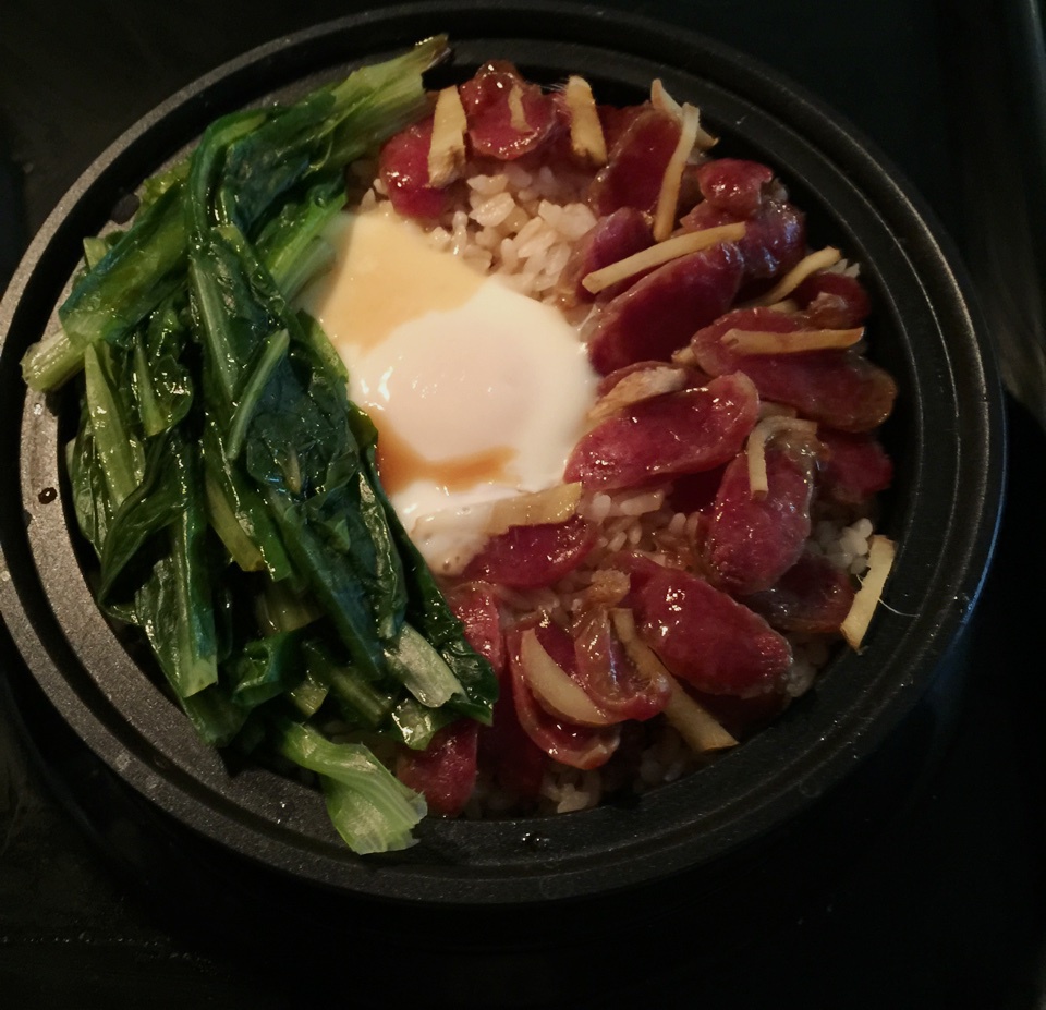 广式腊味煲仔饭