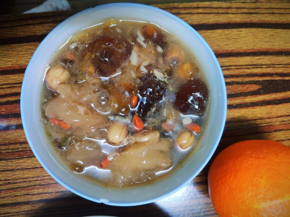 银耳出胶有诀窍，只需记住这两步，人人都能做出来味道正宗，口感到位的银耳羹