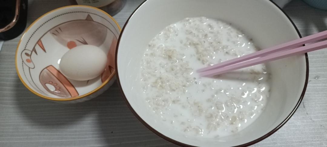 牛奶燕麦粥+水煮鸡蛋