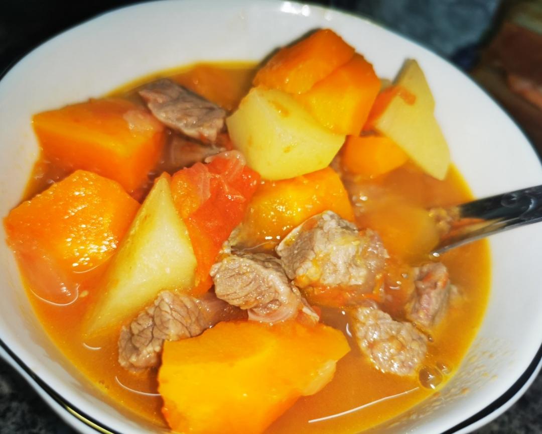 土豆炖牛肉配三明治