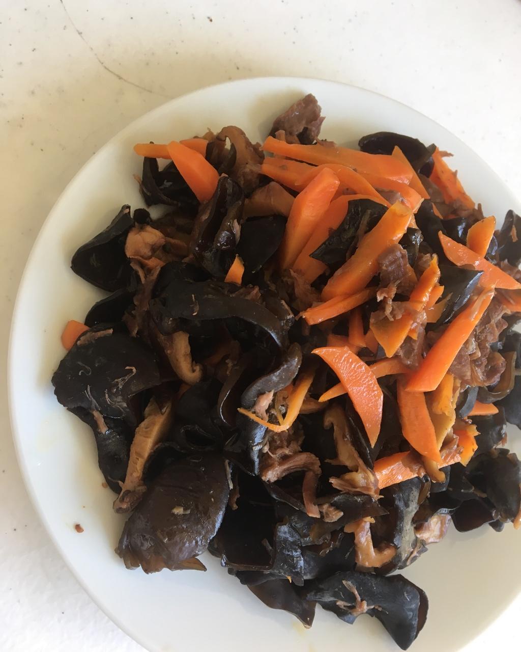 胡萝卜香菇炒木耳