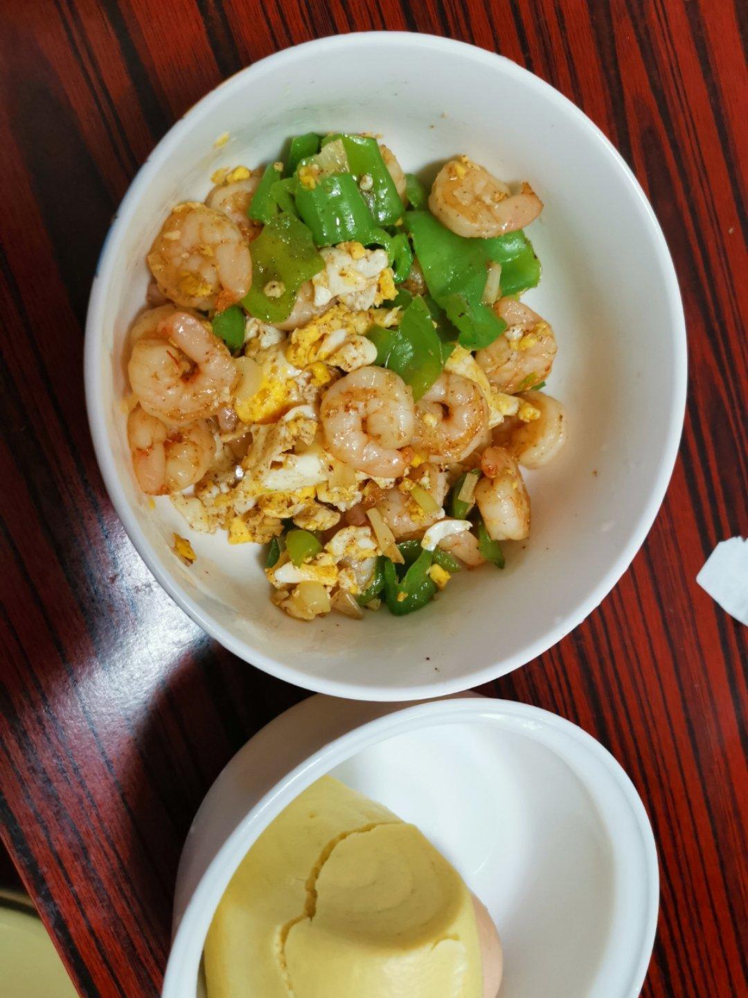 虾仁青椒黑木耳炒蛋