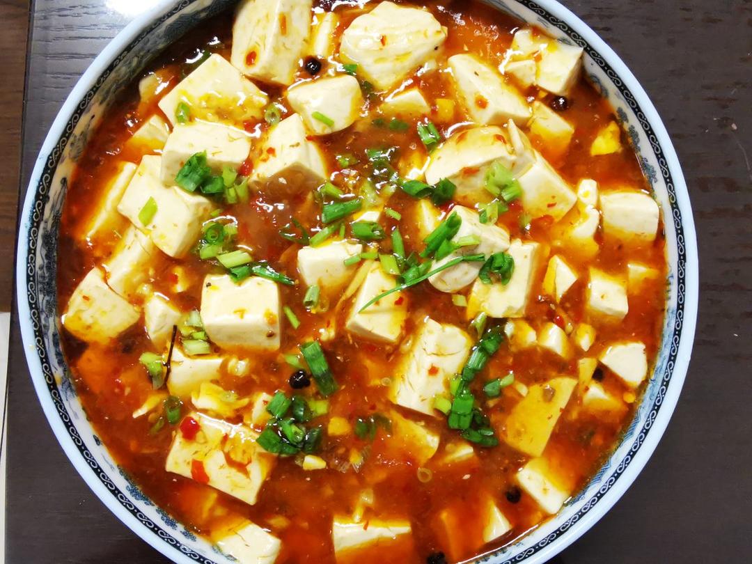 不放肉也超下饭的葱焖豆腐