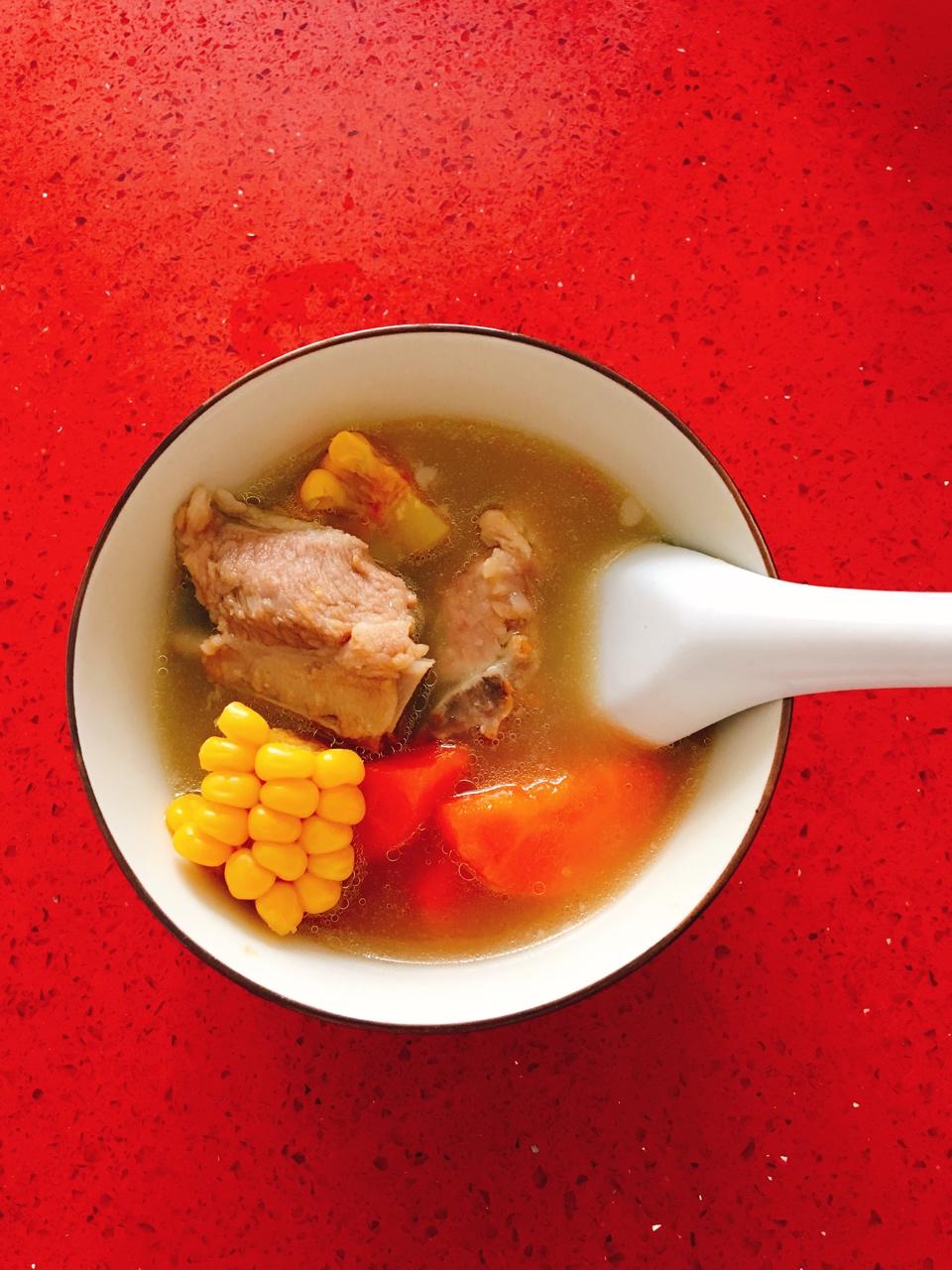 小洁吃不胖做的胡萝卜玉米排骨汤