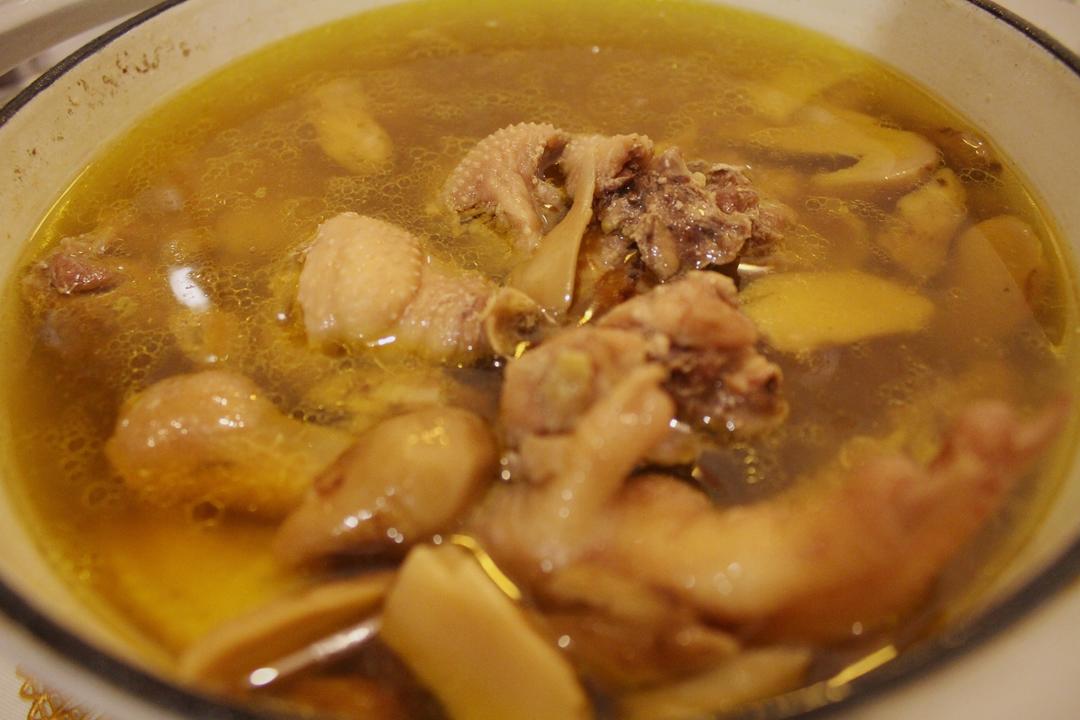 「萝卜厨房」松茸炖鸡。