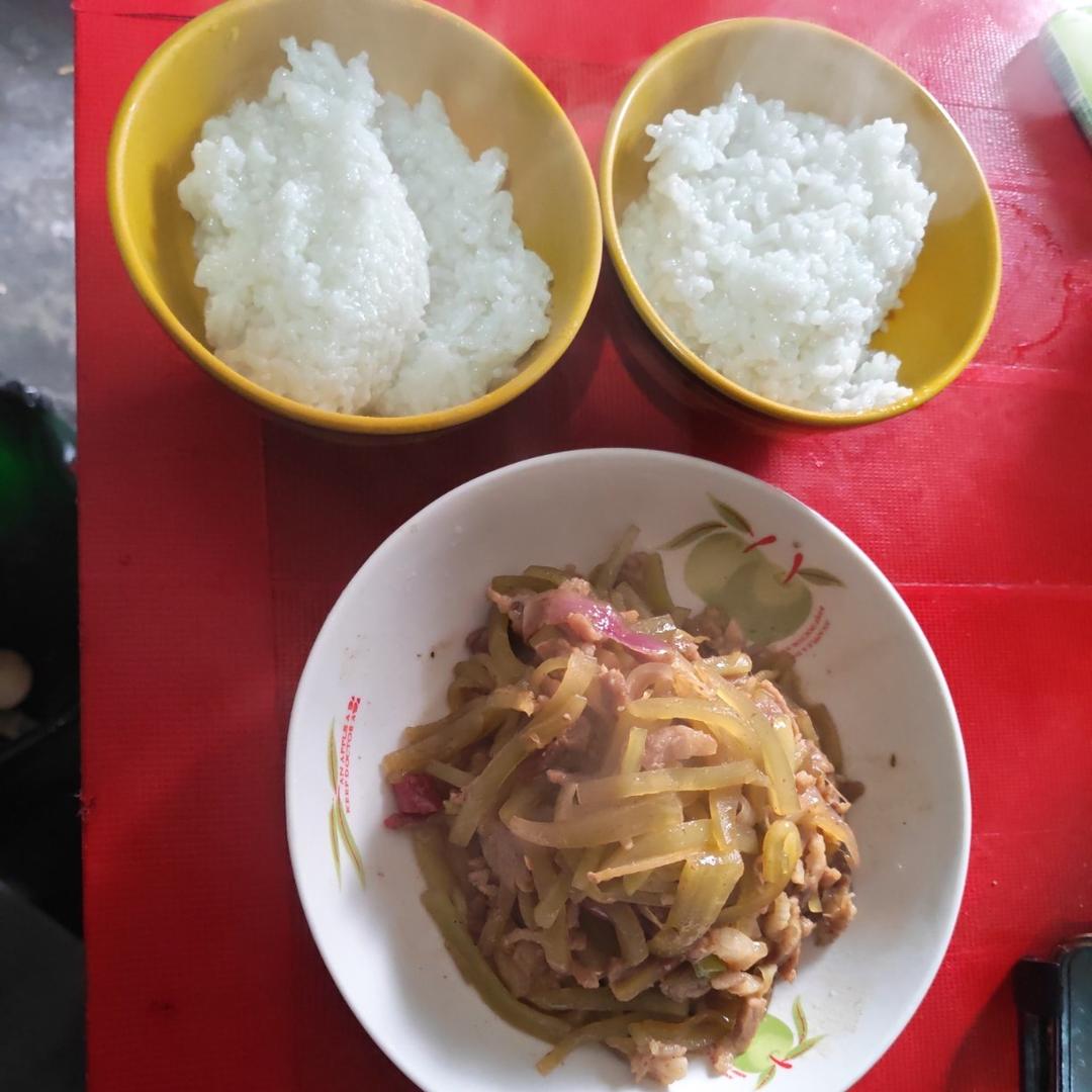 清爽解腻巨下饭的莴笋炒肉丝！