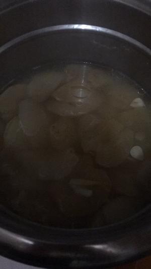滋潤蘋果雪梨煲豬骨湯的做法 步骤3