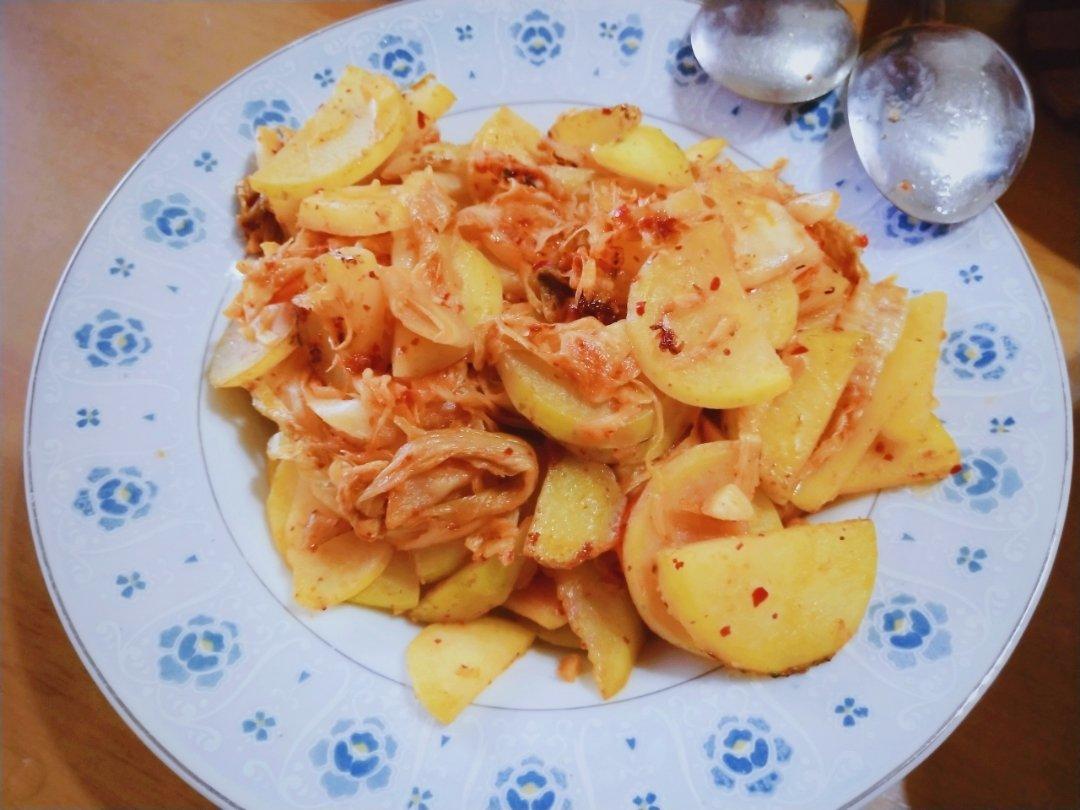 土豆片炒泡菜（辣白菜）