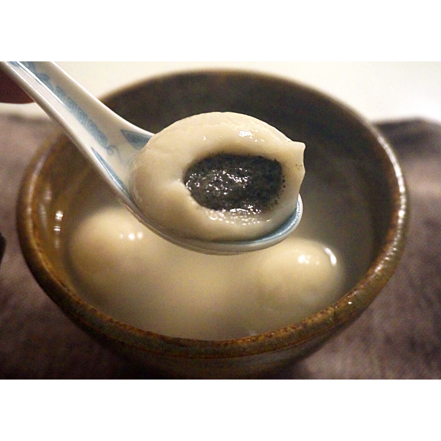 甜花卷儿做的黑芝麻汤圆