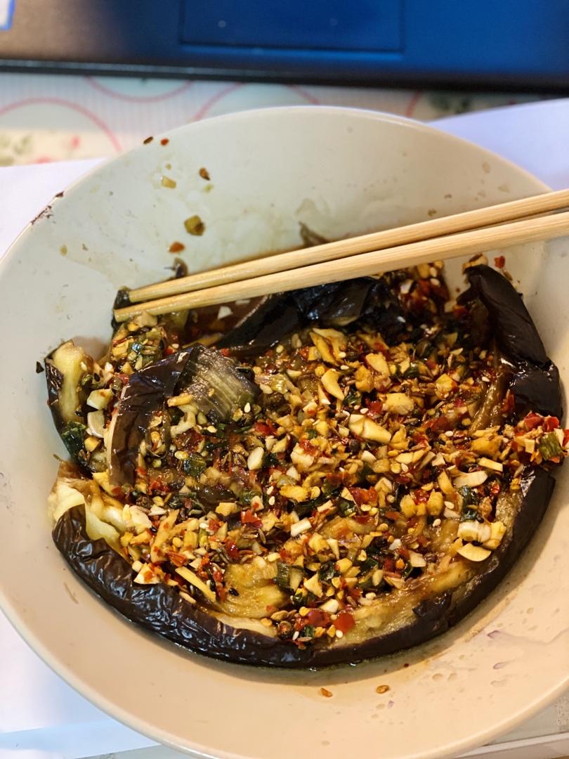 做菜太热，懒宝贝接着10分钟快手算你狠的蒜泥蒸茄子