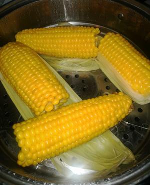 玉米蒸着吃的做法 步骤2