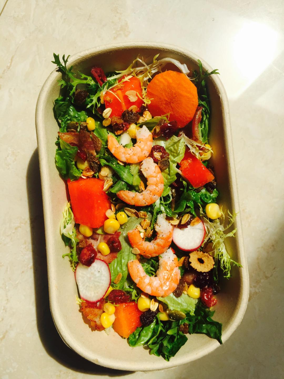 其他的食材切切切,虾白水煮,摆盘就好啦上传你做的营养减脂餐