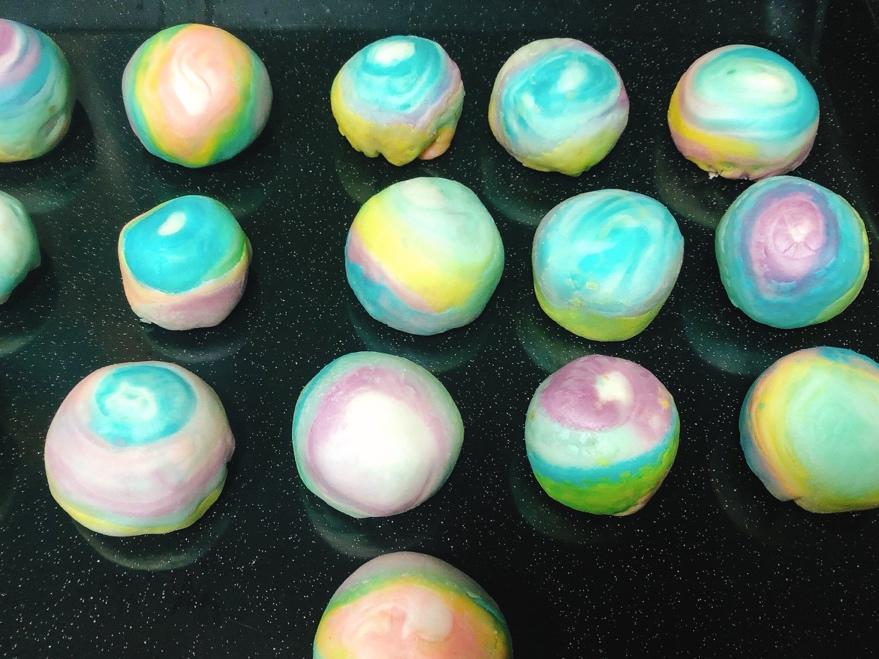 少女心爆棚的彩虹🌈蛋黄酥（转自烘焙帮）