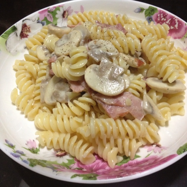 白蘑菇奶油培根意面