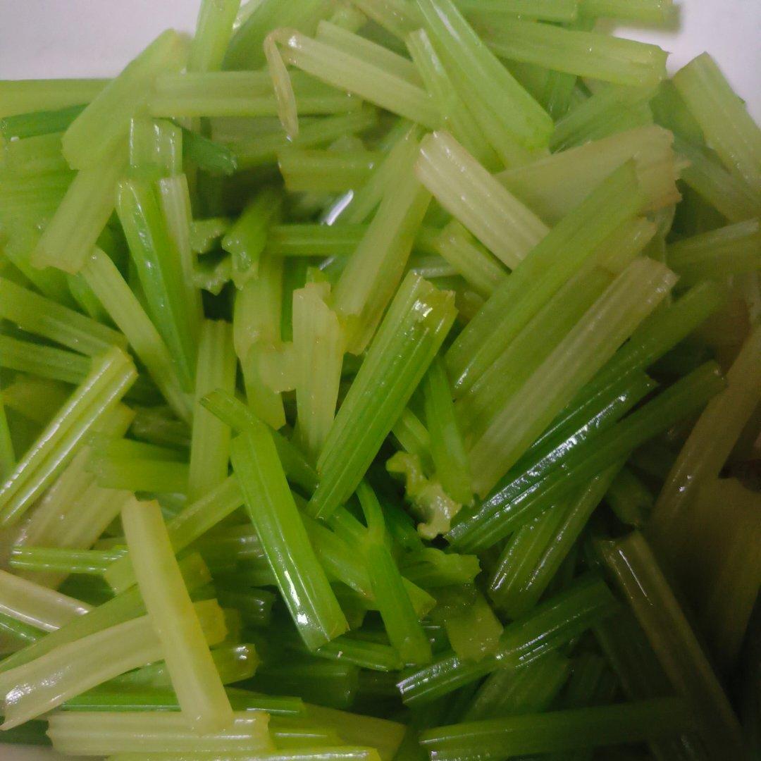 凉拌芹菜花生米胡萝卜