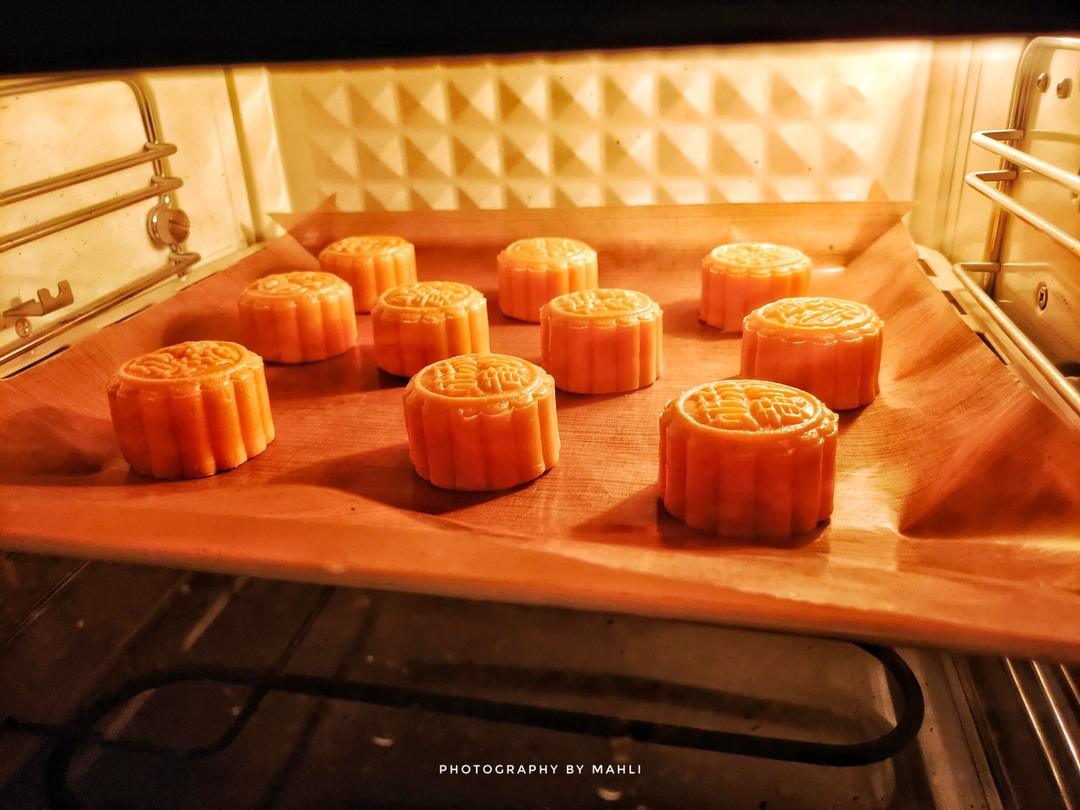 💃奶黄流心月饼——这是可以让你坐稳朋友圈厨霸位置的月饼🥮，没人点赞算我输👎