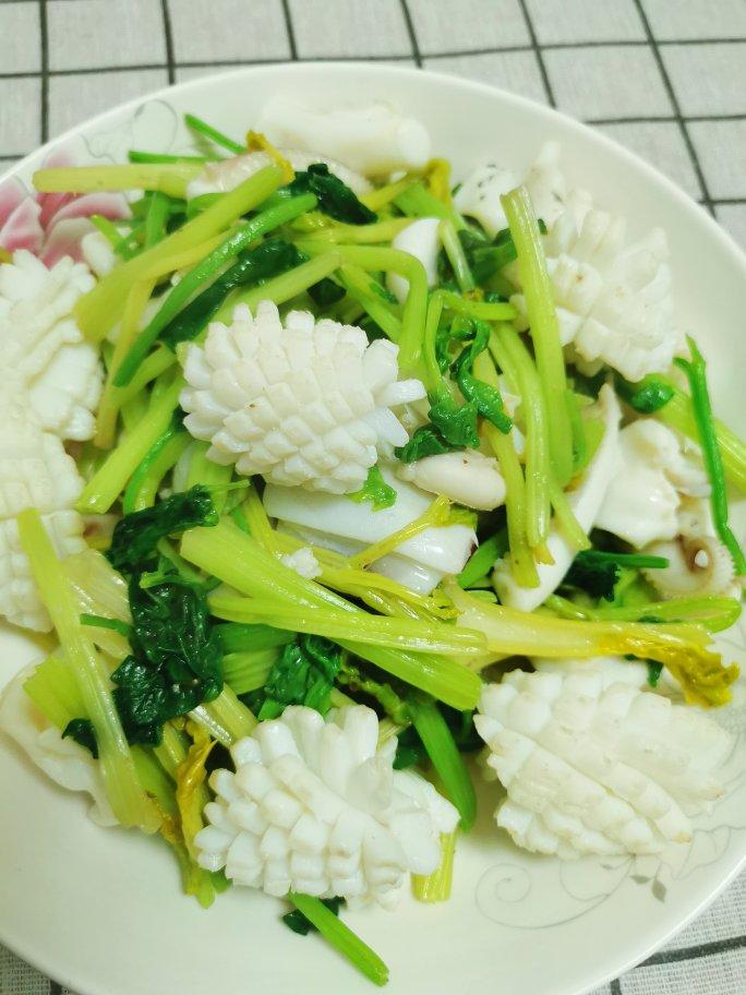 芥末华夫饼做的芹菜炒墨鱼花