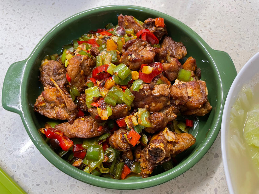 厨师长教你：自贡名菜“小煎排骨”的做法，色香味俱全