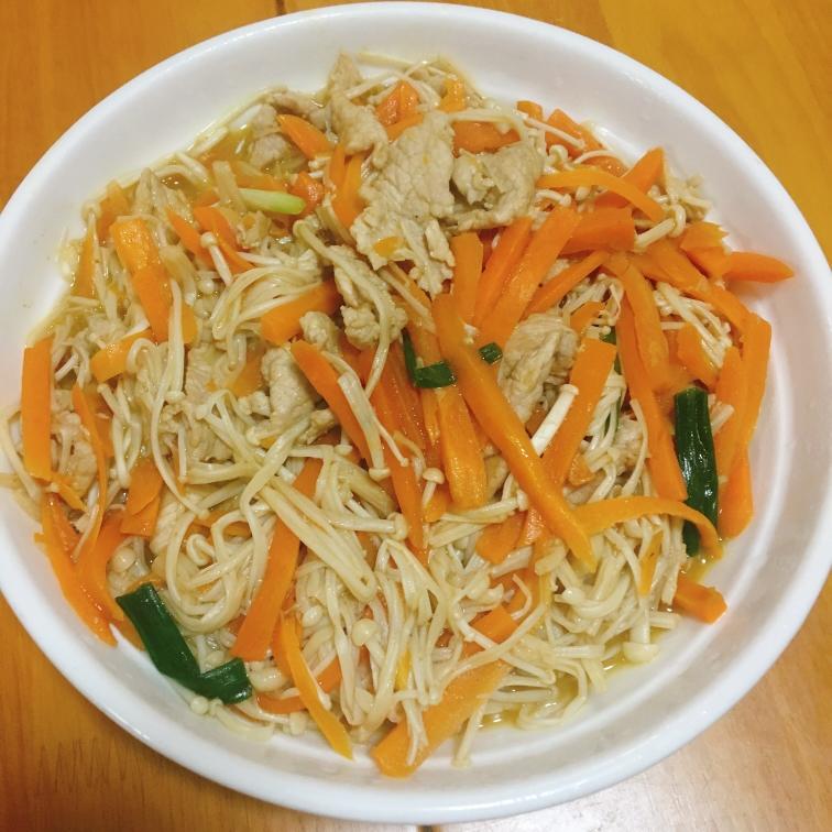 好吃的胡萝卜金针菇炒肉