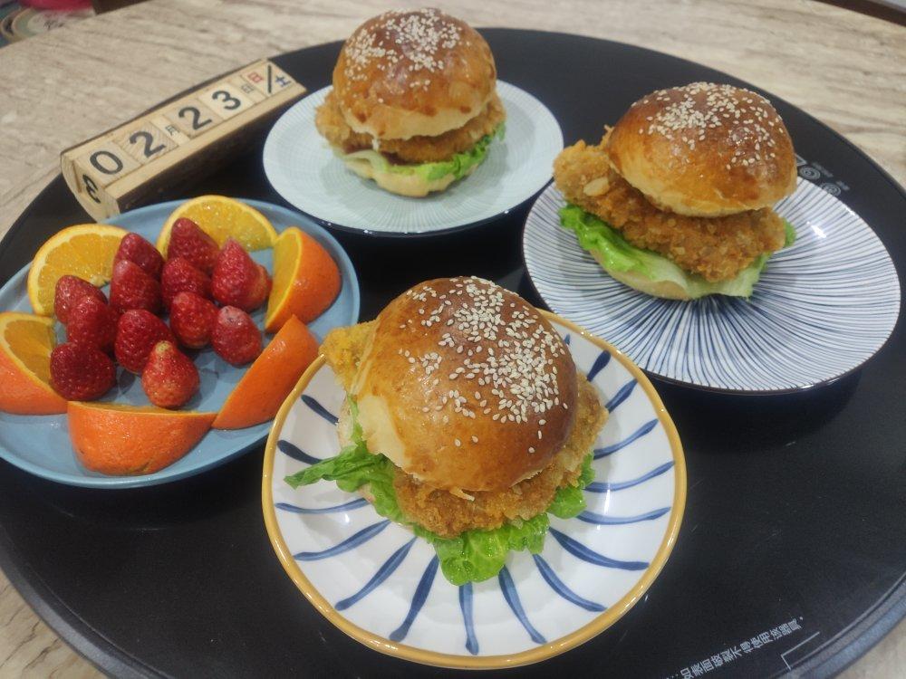 鸡排汉堡（汉堡胚及炸鸡排的制作视频）