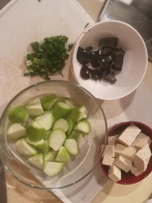 皮蛋丝瓜豆腐汤的做法 步骤1