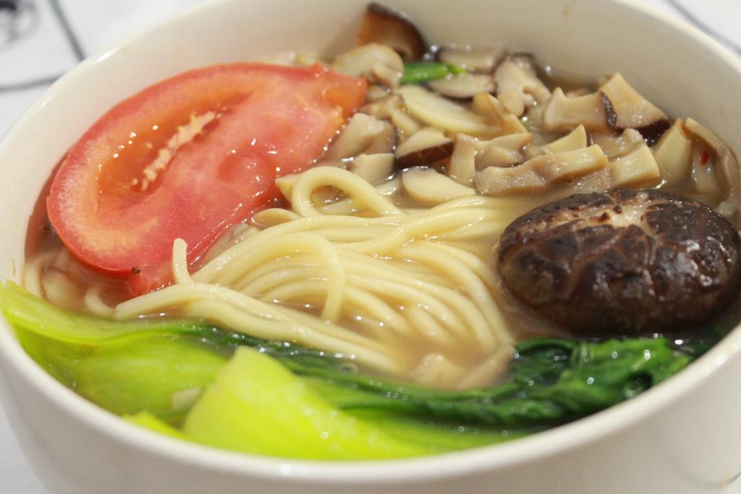 菌汤面条 看得见的香菇 尝得到的鲜美 这才是真正的菌汤