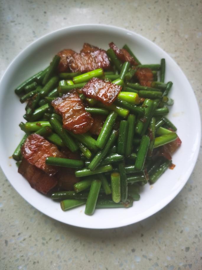 蒜苔炒腊肉 🥓（快手小炒🤓咸香下饭😋上班族的福音👍👍👍）的做法