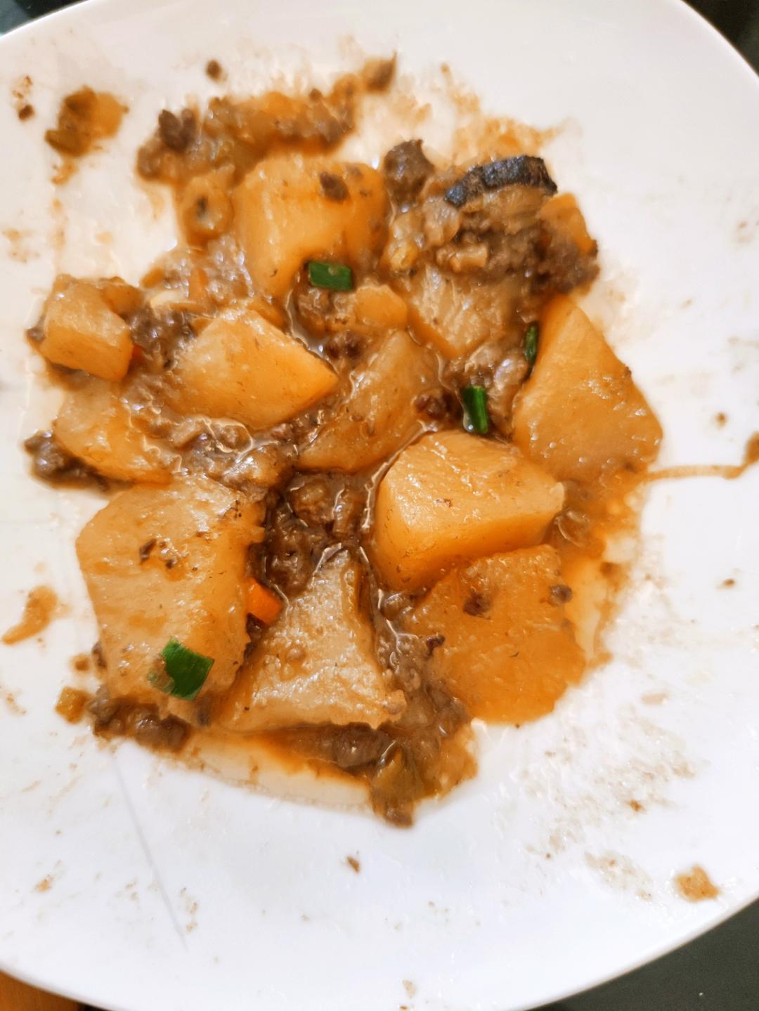 酱汁浓郁，好吃到舔盘的红烧土豆盖浇饭～