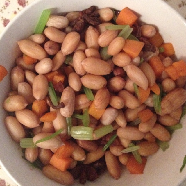 芹菜胡萝卜花生米