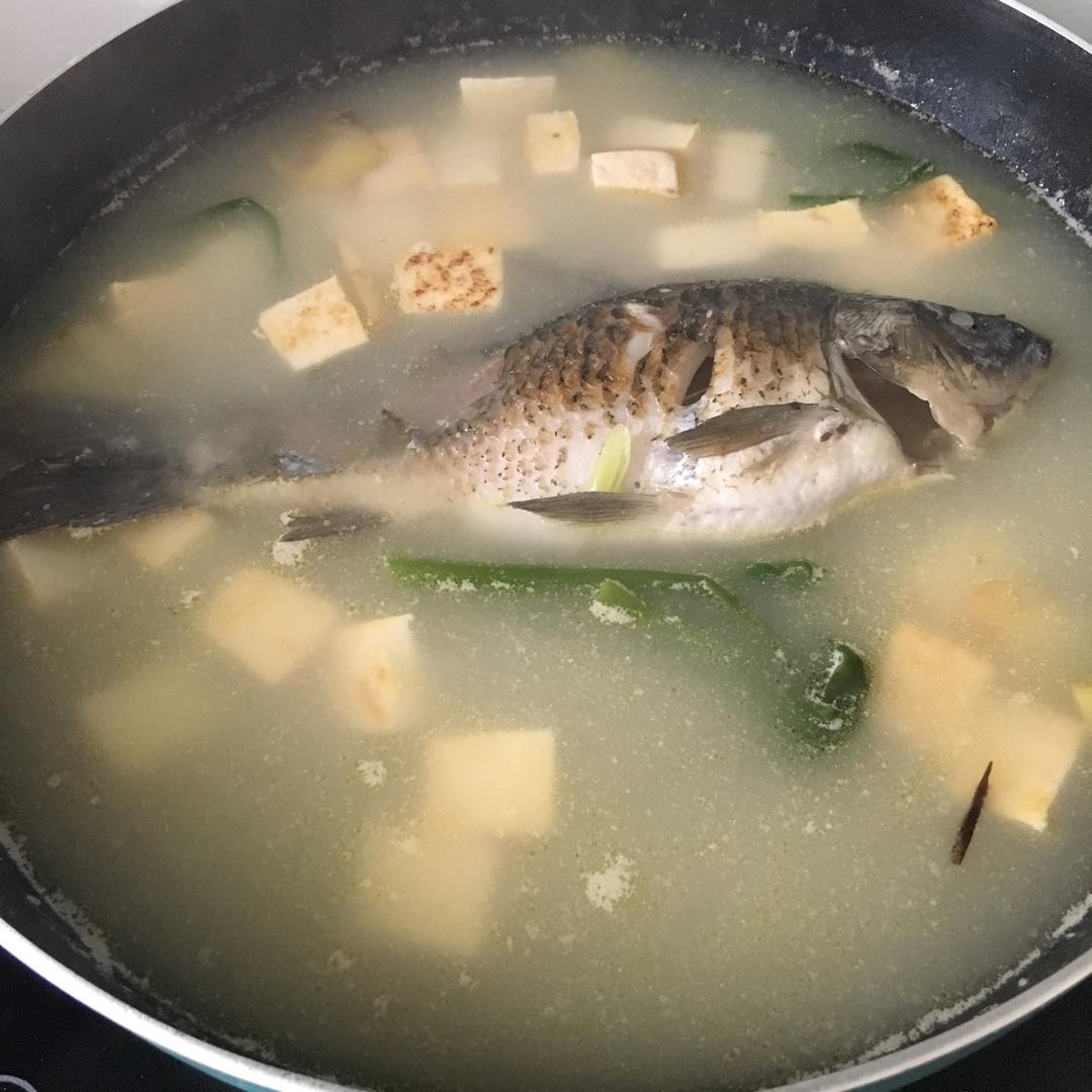 鲫鱼豆腐汤