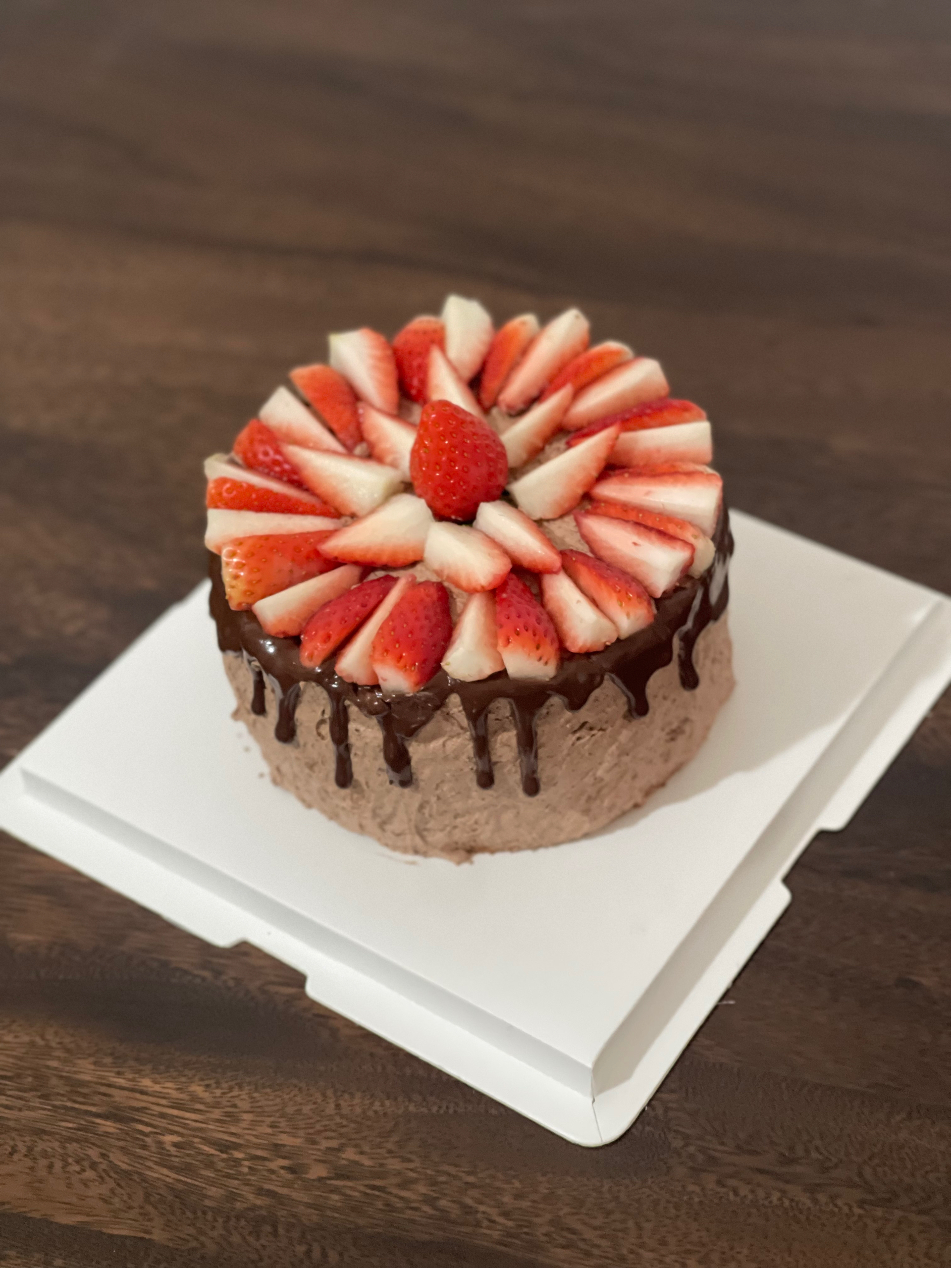 浓郁的草莓巧克力蛋糕