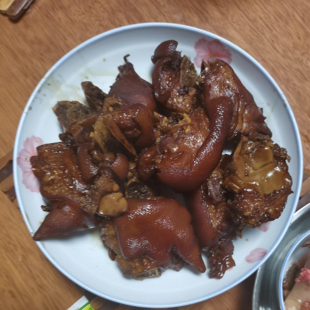 厨师长教你：“红烧猪蹄”的家常做法，色泽红亮，软糯脱骨