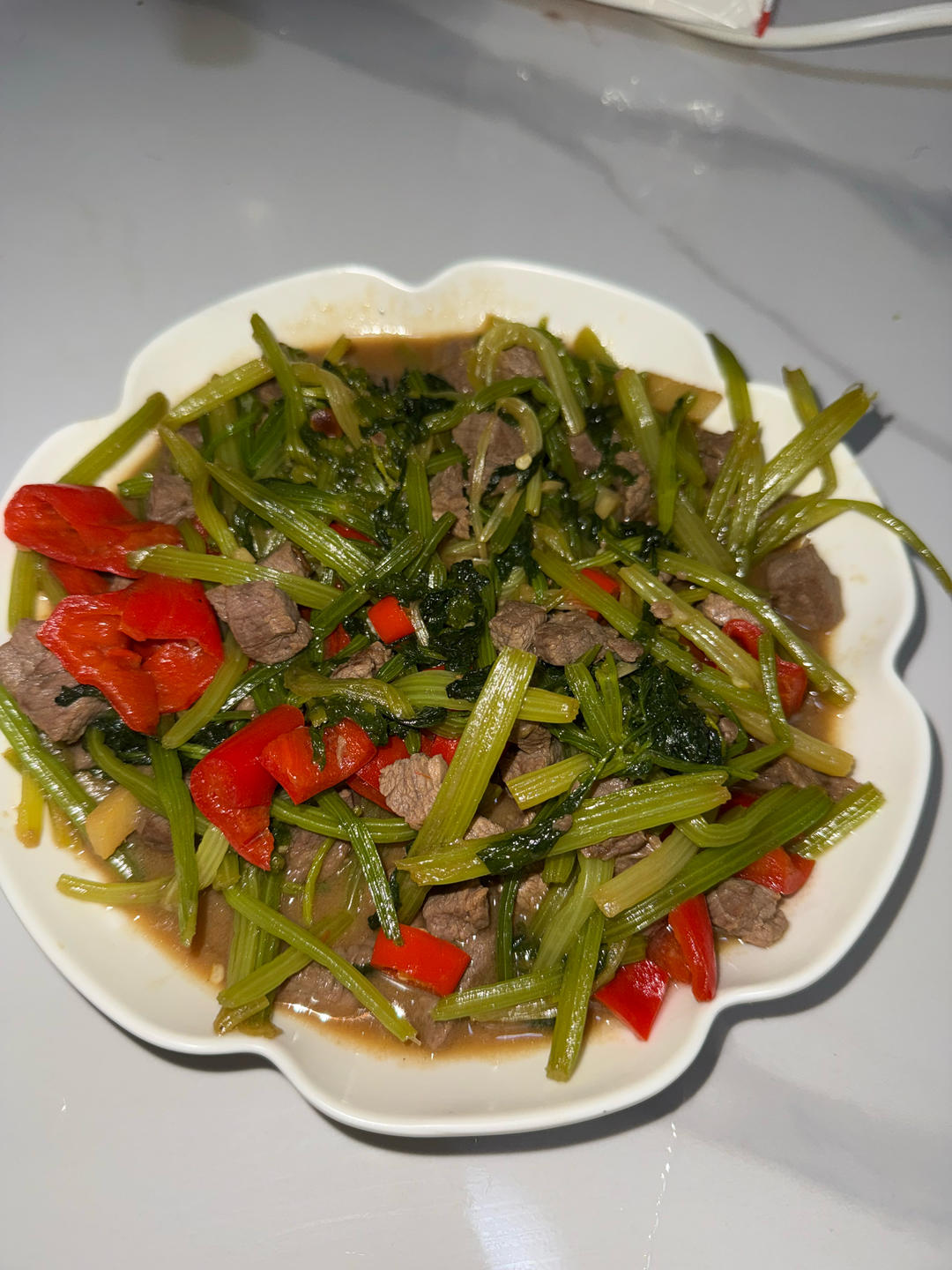 好吃到邻居敲门蹭饭的芹菜炒牛肉！